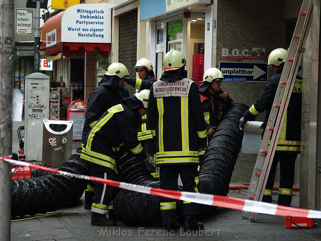 Schwerer Kellerbrand Koeln Ehrenfeld Venloerstr P047.JPG